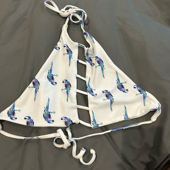 Bettinis Key Hole Bikini Top in Parrot Print Size Medium - Picture 2 of 5